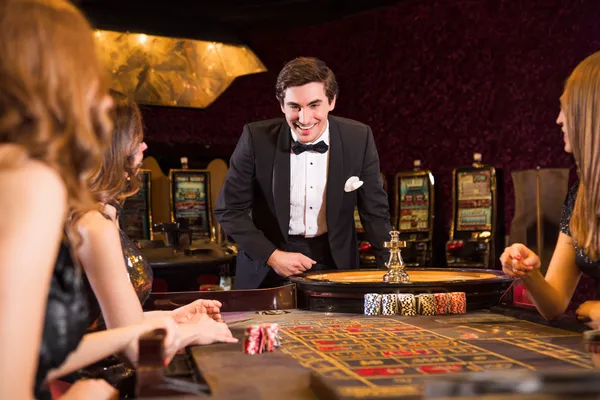 Uma mulher elegante ao lado de máquinas caça-níqueis vibrantes exibindo setes brilhantes, mostrando a variedade de slots no LINDTT.